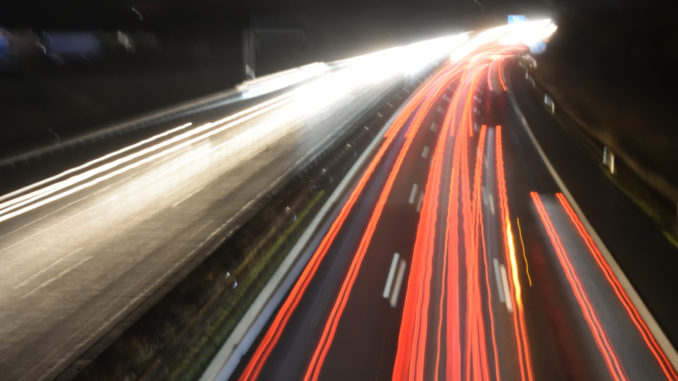 Was Autofahrer wissen müssen: Intelligent Fahren und dabei kräftig sparen.