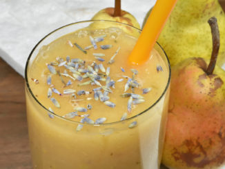 Bei Smoothies sind der eigenen Kreativität geschmacklich keine Grenzen gesetzt. Hier ein Birnen-Smoothie mit Lavendelblüten (gesehen bei veggietobi.de).