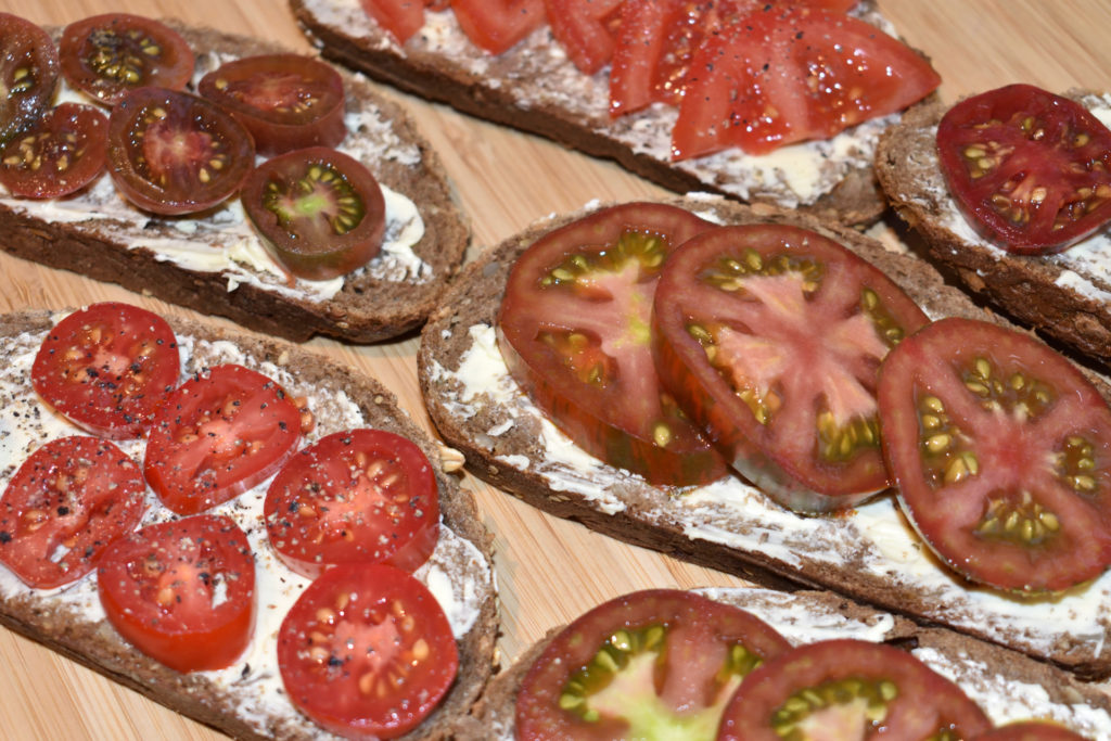 Tomatenbrote | Einfach zum Reinbeißen... leckere Butterbrote, belegt mit aromatischen Tomaten aus dem eigenen Garten. So simpel kann gut sein!