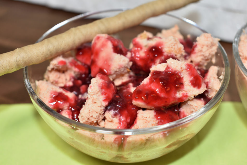 Tomateneis | Aus Tomaten lässt sich auch leckere Eiscreme zaubern. Und die fruchtige Himbeersauce rundet das ungewöhnliche Geschmackserlebnis perfekt ab!