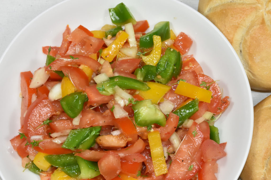 Tomatensalat | Da kann keiner widerstehen: Frische Salate mit sonnengereiften Tomaten und knackigen Paprika. Gesund und ruckzuck zubereitet.