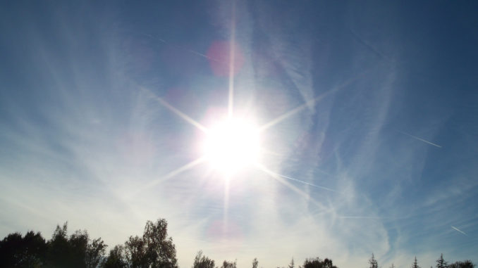 Auch in der kalten Jahreszeit wird unsere Haut durch UV-Strahlung geschädigt. Wir zeigen, wie Sie sich vor allzu viel Wintersonne schützen können.