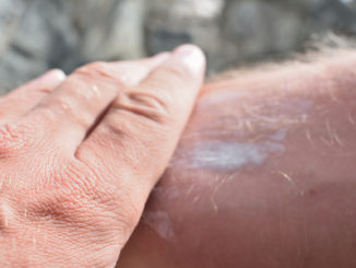 Sonnencreme gehört zur Hautpflege im Sommer für viele einfach dazu - aber darf man alte Kosmetika aus der letzten Saison wirklich noch bedenkenlos verbrauchen? 😎☀️