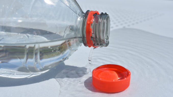 Schon ausgetrunken? Bloß nicht wegwerfen! Mit einer leeren Trinkflasche lässt sich auch die eigene Wohnung perfekt abkühlen! Mit dieser selbstgebauten "Klimaanlage" geht das...