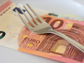 In vielen Urlaubsgegenden gehört es zum guten Ton, für die Bedienung in Cafés, Bars und Restaurants Trinkgeld zu geben. Was ist angemessen, was zu wenig... oder besser grundsätzlich den Kellner leer ausgehen lassen?