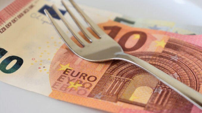 In vielen Urlaubsgegenden gehört es zum guten Ton, für die Bedienung in Cafés, Bars und Restaurants Trinkgeld zu geben. Was ist angemessen, was zu wenig... oder besser grundsätzlich den Kellner leer ausgehen lassen?