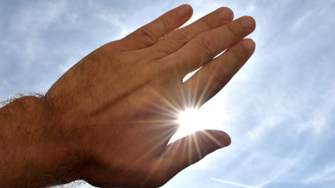 Angeblich verhindert die Nutzung von Sonnencreme den von vielen ersehnten Sommerteint. Wir gehen diesem Gerücht auf die Spur und erklären, warum Sie trotzdem nicht auf Sonnenschutzmittel verzichten sollten.