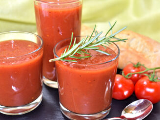 Tomatensaft ist langweilig? Na, das kommt ganz auf die restlichen Zutaten an. Mit Kräutern und ein paar Gewürzen entstehen schnell raffinierte Kreationen.