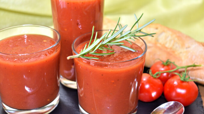 Tomatensaft ist langweilig? Na, das kommt ganz auf die restlichen Zutaten an. Mit Kräutern und ein paar Gewürzen entstehen schnell raffinierte Kreationen.